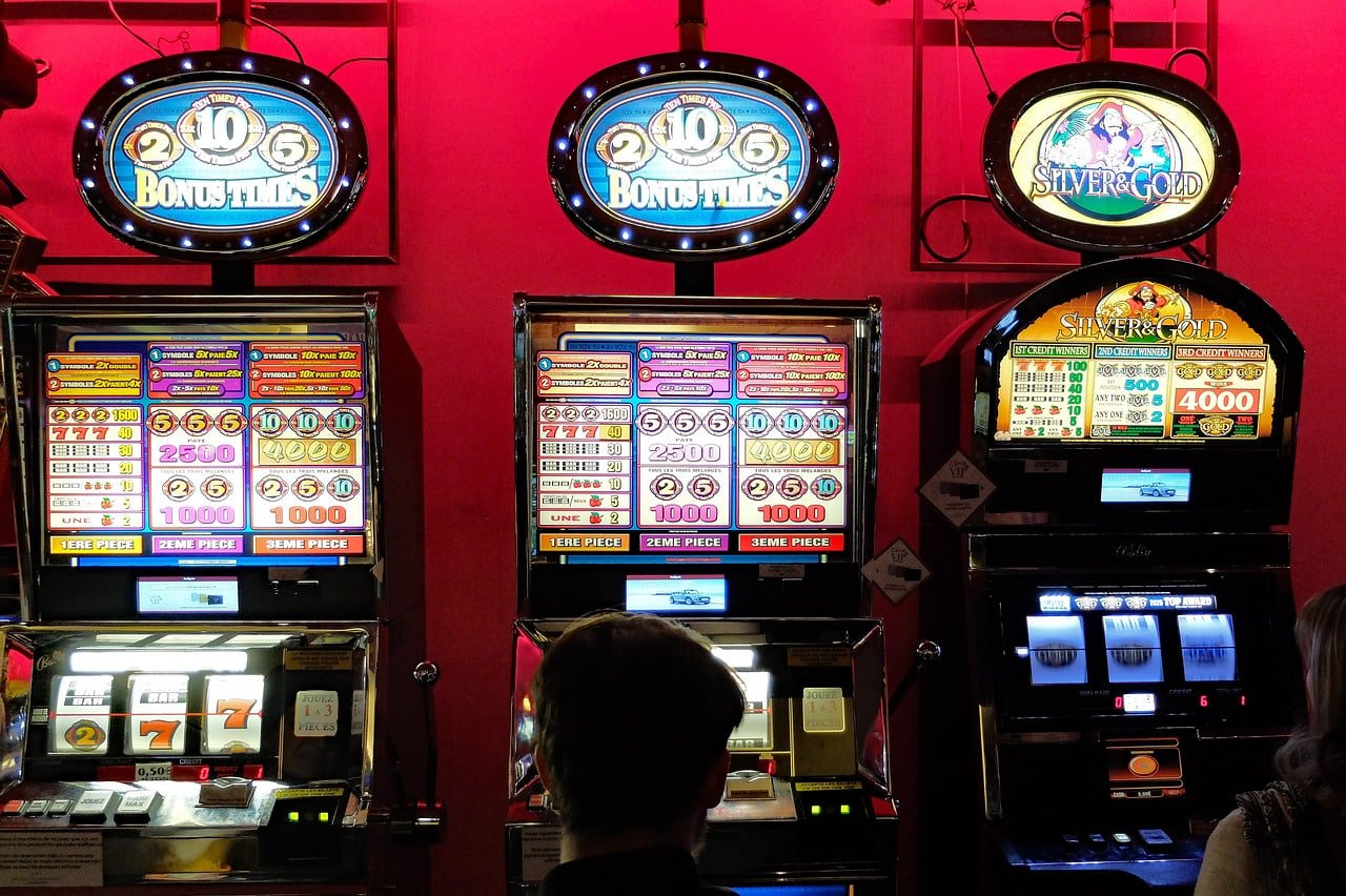 Filipino players enjoying jlgg sports and casino games on mobile devices